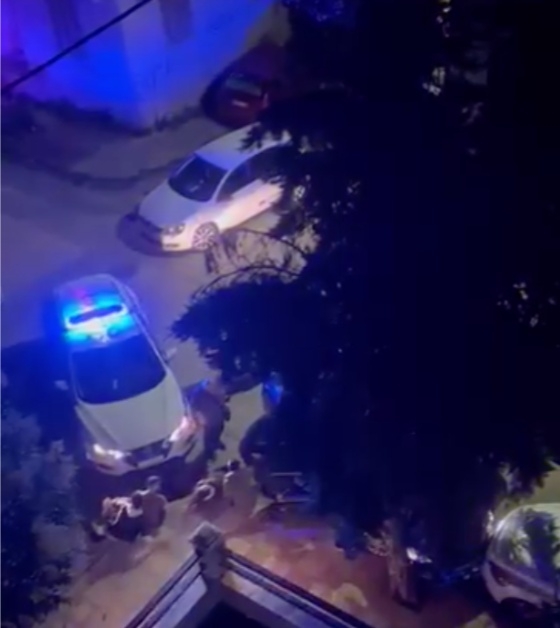 H Αστυνομία απεγκλώβισε εννέα άτομα, ανάμεσά τους και ένα παιδί.