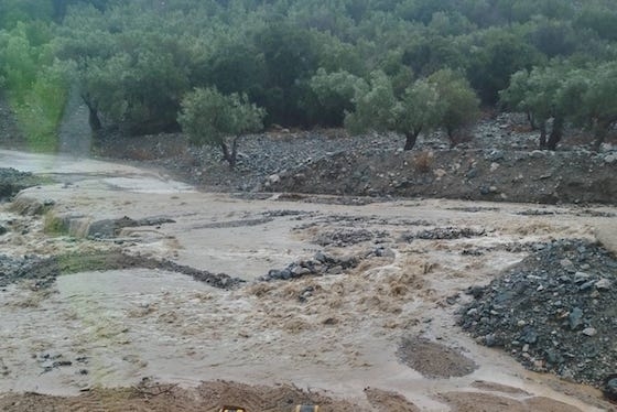 Καταστράφηκαν αρκετά χιλιόμετρα αγροτικής οδοποιίας.