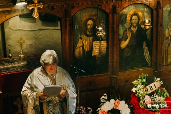 Αυτή την ημέρα η Εκκλησία είναι ανοιχτή από το πρωί καθώς τελείται ο εσπερινός της Μεγάλης Τετάρτης και η Θεία Λειτουργία