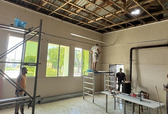 Εργασίες ανακαίνισης στο πρώην δημοτικό σχολείο Πόρου, με ενστάσεις από την αντιπολίτευση.