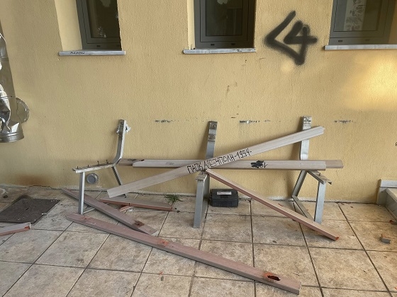 Οι άγνωστοι νεαροί προχώρησαν σε βανδαλισμούς στο 1ο και 18ο Νηπιαγωγείο Αλεξανδρούπολης.