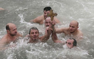 Παρά το διαπεραστικό κρύο περισσότεροι από 20 κολυμβητές συναγωνίστηκαν για να πιάσουν τον Σταυρό.