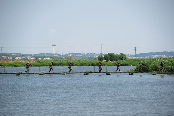 Για πρώτη φορά πραγματοποιήθηκε διπλή ζεύξη του κωλύματος, με ταυτόχρονη ανάπτυξη δύο πλωτών γεφυρών