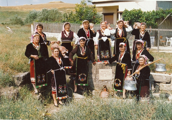 Έθιμο του Αγίου Γεωργίου με πρωταγωνιστές ανύπαντρους άντρες και γυναίκες.