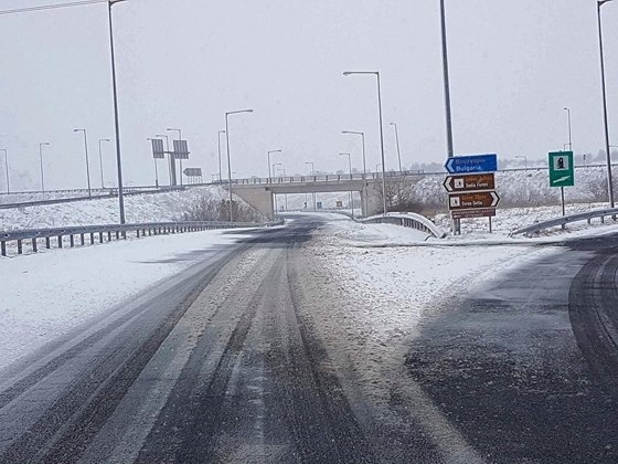 Σε ισχύ η απαγόρευση κυκλοφορίας - Το άγριο πρόσωπό του δείχνει ο χιονιάς