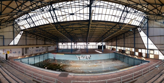 Στο χώρο που έμαθαν κολύμπι γενιές και γενιές της πόλης μας, τα  τελευταία χρόνια «κείτεται» εγκαταλελειμμένο.