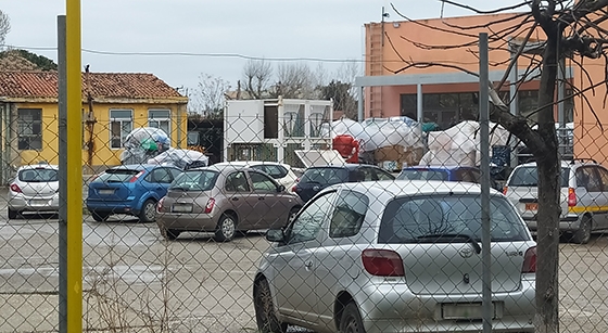 Φωτογραφία από τον προαύλιο χώρο του Πολυκοινωνικού