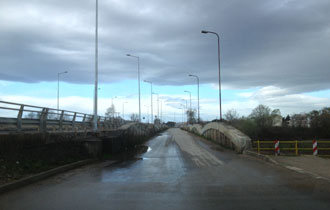 Το σώμα ανήκε σε έναν άντρα γύρω στα 40, ο οποίος ήταν χτυπημένος στο πρόσωπο.