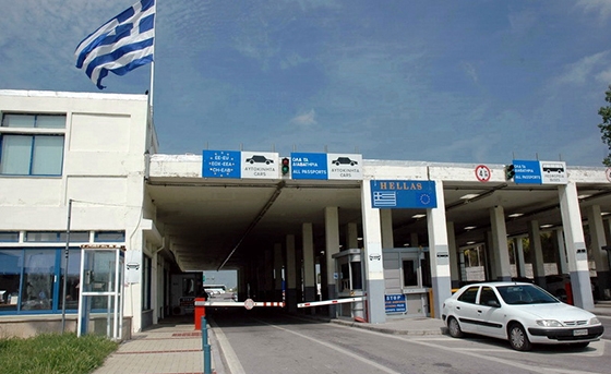 Άγριος καβγάς στο τελωνείο των Κήπων - Αποπειράθηκε να τον σκοτώσει παρασύροντας τον με το όχημα του