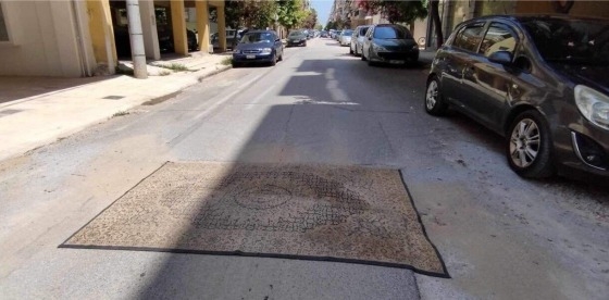 Έξι μήνες μετά και οι κάτοικοι της πόλης συνεχίζουν να μπαλώνουν τις λακούβες στους δρόμους με χαλιά!