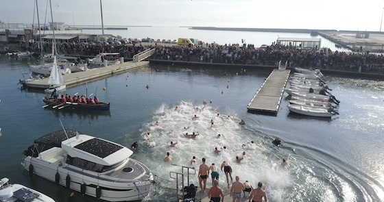 Στην Αλεξανδρούπολη τελέστηκε ο Αγιασμός των υδάτων στο λιμάνι, παρουσία εκπροσώπων αρχών και φορέων αλλά και πλήθους κόσμου.