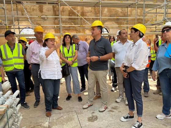 Η Υπουργός, ανεβαίνοντας στις υψηλότερες στάθμες των ικριωμάτων εργασίας, που φτάνουν τα 18 μέτρα, είχε την ευκαιρία να δει το έργο κατασκευής της ξύλινης οροφής του μνημείου και της αποκατάστασης του