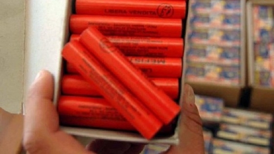 Οι δύο νεαροί εντοπίστηκαν να κατέχουν συνολικά 13 κροτίδες.