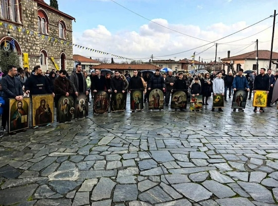 Οι κάτοικοι πιστεύουν ότι η συνήθεια αυτή έχει σκοπό να μεταφέρει την προστασία των εικόνων στο χωριό, να διώξει τα μιαρά παγανά, να φέρει ευλογία.