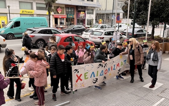 Οι μικροί μαθητές καλωσόρισαν μελωδικά την Άνοιξη.