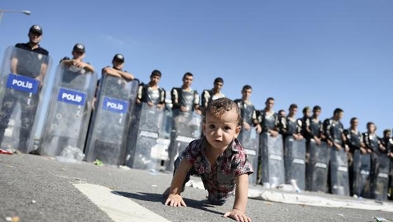 Ένταση στην Αδριανούπολη όπου παραμένουν χιλιάδες μετανάστες.