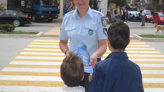 Ενημερωτικά φυλλάδια σε γονείς και μαθητές από την Τροχαία με την έναρξη της νέας σχολικής χρονιάς