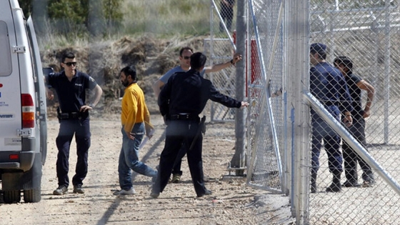 Καταγγελίες Φίλη για επαναπροωθήσεις Τούρκων στον Έβρο από μασκοφόρους 