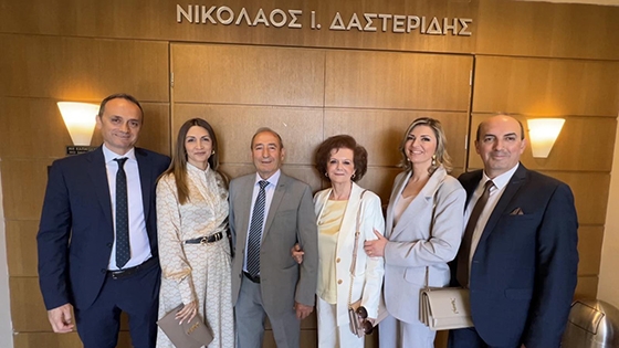 Ο κ. Νικόλαος Δαστερίδης με την οικογένεια του.
