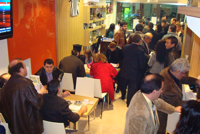 Εγκαίνια για το πρακτορείο του ΟΠΑΠ υπό τον Ν. Ουσταμπασίδη και τον Γ. Γεωργιάδη.