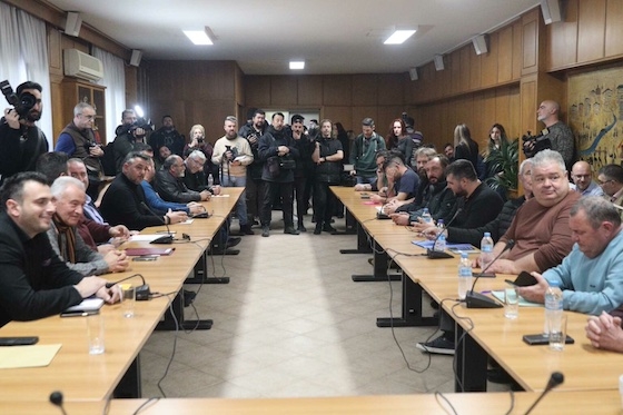 Οι αγρότες δεν είναι ευχαριστημένοι από τις απαντήσεις που έλαβαν και είναι αποφασισμένοι να συνεχίσουν τις κινητοποιήσεις τους.