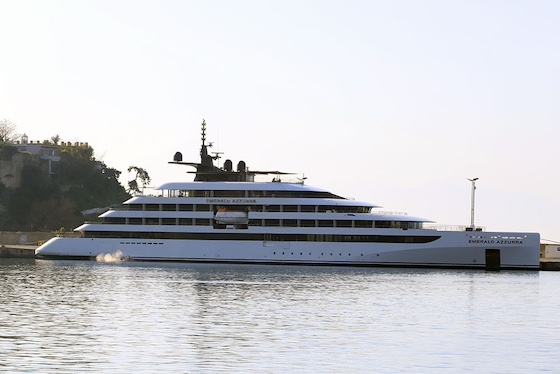 Μεταφέρει 80 επιβάτες που κατά πληροφορίες δεν είναι Έλληνες. 