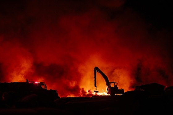 Λίγο μετά τις 7 εστάλη μήνυμα 112 στους κατοίκους της περιοχής για επικίνδυνους καπνούς λόγω της φωτιάς.