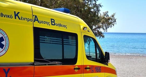 Στον 91χρονο, αρχικά παρασχέθηκαν οι πρώτες βοήθειες από τον ναυαγοσώστη αλλά και άλλους  λουόμενους.