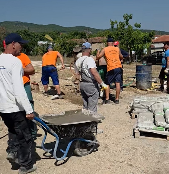 Ένα ολόκληρο χωριό έγινε μια γροθιά για ένα νέο ζευγάρι.