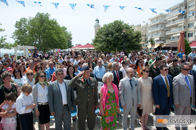 Πλήθος κόσμου και επισήμων παρακολούθησε την εκδήλωση στην πλατεία του Φάρου.