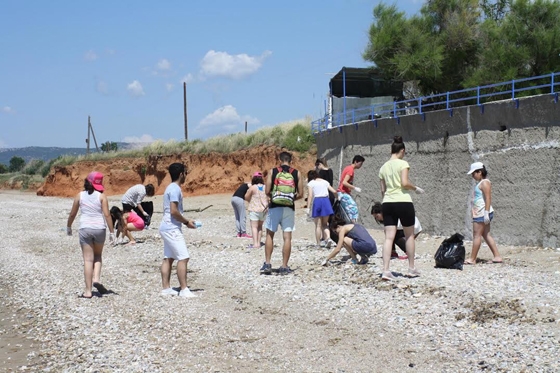 Εθελοντικός καθαρισμός της παραλίας στην περιοχή της Νέας Χιλής