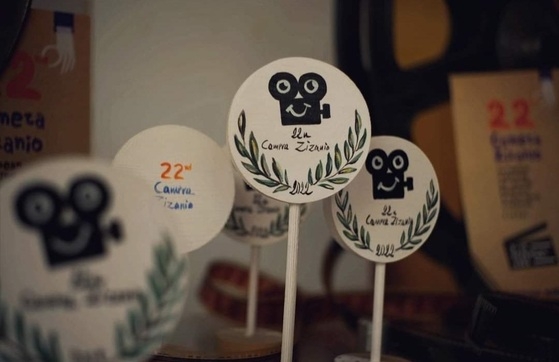 Η ταινία ήταν έμπνευση της καθηγήτριας Ιωαννίδου Αιμιλίας, Κοινωνιολόγου του 4ου Γυμνασίου Αλεξανδρούπολης.