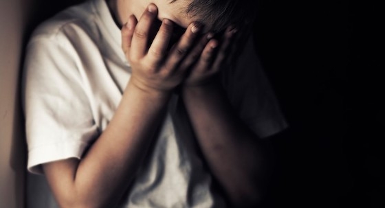 Ανάγκασε το μικρό παιδί να τού χαϊδέψει τα γενετικά του όργανα.