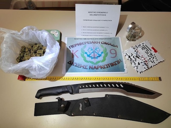 Οι ναρκωτικές ουσίες και το μαχαίρι που βρέθηκαν στο σπίτι του 36χρονου.