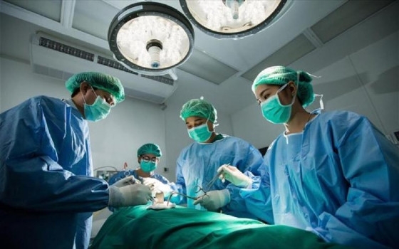 Γιατρός από τον Έβρο διώκεται διότι χειρούργησε άστεγο