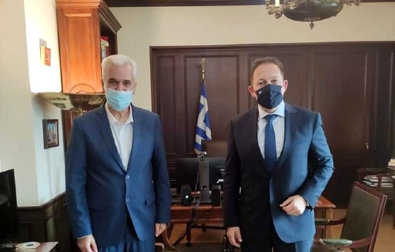 Ο αναπληρωτής υπουργός Εσωτερικών, Στέλιος Πέτσας μαζί με το δήμαρχος Σουφλίου κ. Καλακίκο.