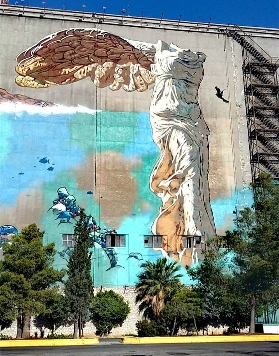 Η ομάδα Urban Act απεικόνισε την Νίκη της Σαμοθράκης, στο κτίριο της παλαιάς σιταποθήκης του λιμανιού του Πειραιά!