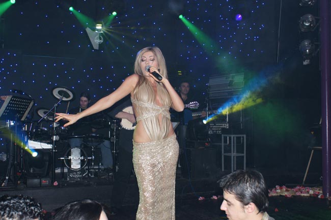 Μπουζούκια στον Pico plus και όποιος αντέξει!