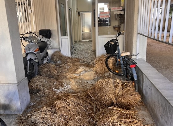 Η εικόνα από την είσοδο του γραφείου του κ. Στυλιανίδη. πηγή φωτογραφίας: xronos.gr