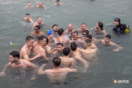 Με μια φωνή που αντηχούσε σε όλο το λιμάνι, άρχισαν να ψάλλουν τον Εθνικό Ύμνο της Ελλάδας, στέλνοντας από την ακριτική μας πόλη ένα ηχηρό μήνυμα ομοψυχίας.