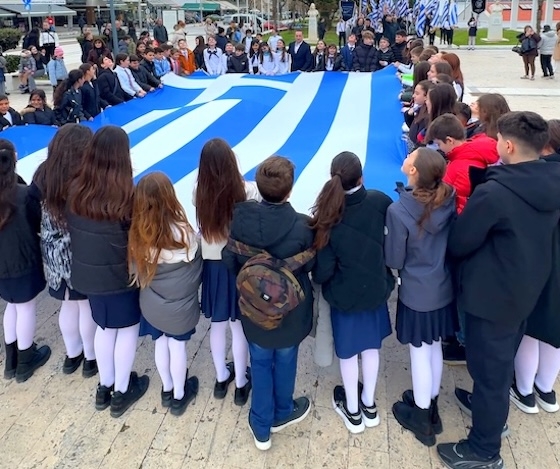 Μαθητές και Δήμαρχος κρατούν την Ελληνική σημαία!