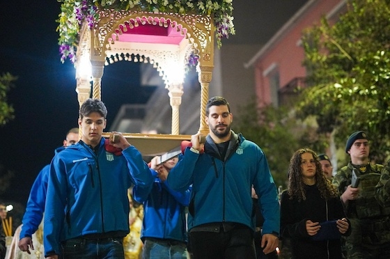 Ο Δημήτρης Σκουμπάκης, ο Δημήτρης Νικολαΐδης και οι νεαροί Δημήτρης Χατζής, Νίκος Καστρινάκης πήραν στους ώμους τους τον Επιτάφιο.