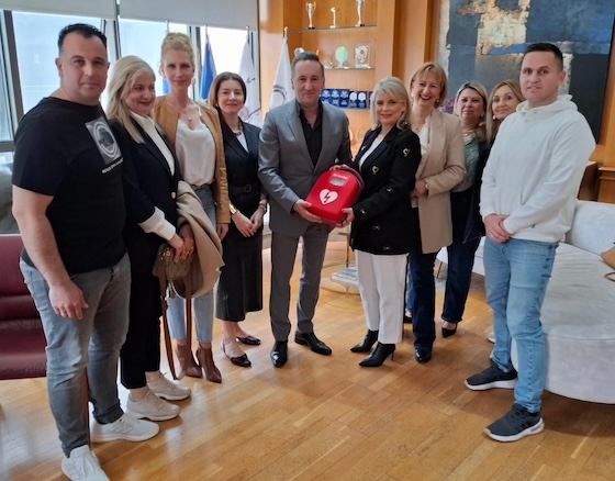 Ο  Δήμαρχος Αλεξανδρούπολης, Γιάννης Ζαμπούκης, με τις εκπροσώπους του συλλόγου «Θυγατέρες της Πηνελόπης».