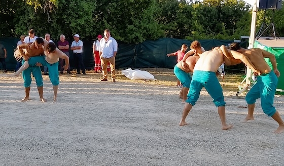 Η Αλεβίτικη παραδοσιακή εκδήλωση πάλης με λάδι διοργανώνεται εδώ και 7 αιώνες!