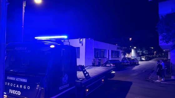 Η στιγμή της απομάκρυνσης του οχήματος από την Τροχαία.