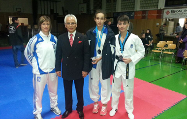 Ο Grandmaster Ter Ko Eui Min 9 Dan με την Προπονήτρια Ελευθεριάδου Ευγενία και οι δύο Έλληνες αθλητές.
