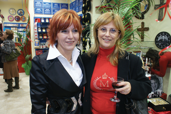 To "Ανέκδοτο" μεταφέρθηκε στην Αίνου και έκανε λαμπερά εγκαίνια.