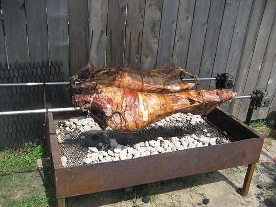 Το σούβλισμα του αρνιού, συμβολίζει τον Χριστό που θυσιάστηκε σαν τον αμνό για την δική μας σωτηρία.