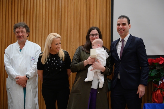 Η κα. Μαρίνα Μορικίδου με το μωρό της που γεννήθηκε το βράδυ της εκκένωσης στο ασθενοφόρο κατά τη διακομιδή της επιτόκου στο Νοσοκομείο Διδυμοτείχου.