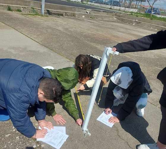 Οι μαθητές  συνεργάστηκαν και κατόρθωσαν να υπολογίσουν με ικανοποιητική ακρίβεια την περιφέρεια και την ακτίνα της Γης!